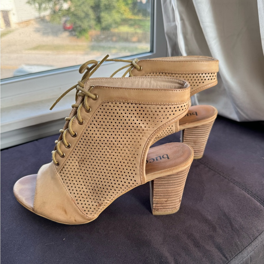 Bucco Capensis tie-up wedge